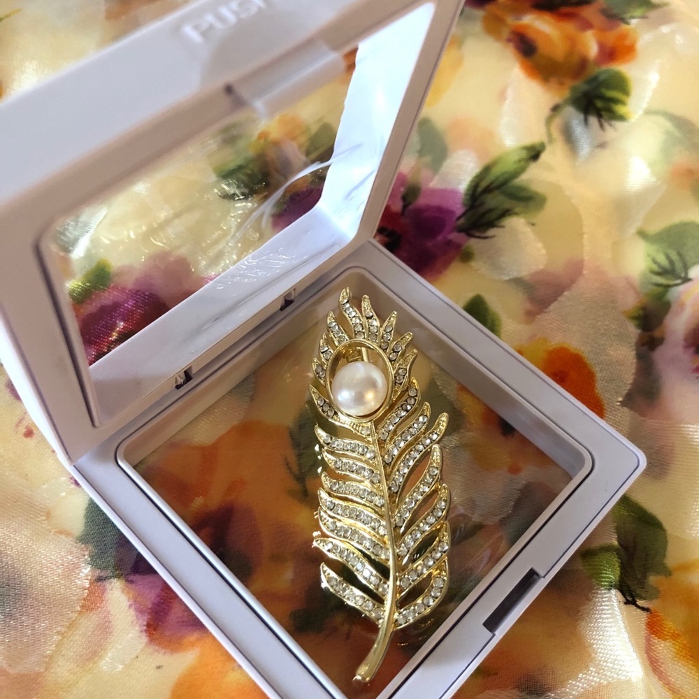 🌸🌸 New Brooch in box